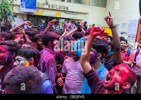 dsf Students union feiern ihren Sieg nach der Jadavpur-Wahl. Die Stimmen, die für die Wahl der studentenunion zählen, wurden in der Jadavpur-Universität in Westbengalen abgeschlossen. In der Ingenieurabteilung wurde der gesamte Sitz von DSF (Democratic Students Front) eingesackt. In der Wissenschaftsabteilung WTI (Wir die Unabhängigen) gewinnt und SFI (Students Federation of India) gewinnt in der Kunstabteilung. Stockfoto