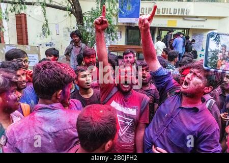 dsf Students union feiern ihren Sieg nach der Jadavpur-Wahl. Die Stimmen, die für die Wahl der studentenunion zählen, wurden in der Jadavpur-Universität in Westbengalen abgeschlossen. In der Ingenieurabteilung wurde der gesamte Sitz von DSF (Democratic Students Front) eingesackt. In der Wissenschaftsabteilung WTI (Wir die Unabhängigen) gewinnt und SFI (Students Federation of India) gewinnt in der Kunstabteilung. Stockfoto