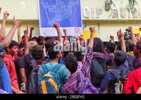 dsf Students union feiern ihren Sieg nach der Jadavpur-Wahl. Die Stimmen, die für die Wahl der studentenunion zählen, wurden in der Jadavpur-Universität in Westbengalen abgeschlossen. In der Ingenieurabteilung wurde der gesamte Sitz von DSF (Democratic Students Front) eingesackt. In der Wissenschaftsabteilung WTI (Wir die Unabhängigen) gewinnt und SFI (Students Federation of India) gewinnt in der Kunstabteilung. Stockfoto