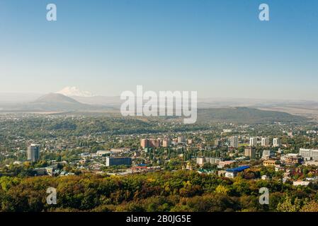 Blick auf die Stadt Pyatigorsk von der Spitze des Mount Maschuk. Stockfoto