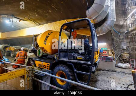 Anlage und Ausrüstung, die für das Tunneling für die BSCU (Bank Station Capacity Upgrade) verwendet werden, arbeiten unter King William Street und Cannon Street London EC4 Stockfoto