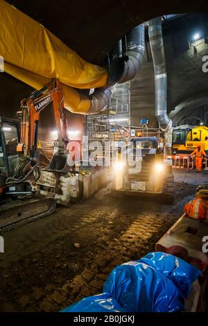 Anlage und Ausrüstung, die für das Tunneling für die BSCU (Bank Station Capacity Upgrade) verwendet werden, arbeiten unter King William Street und Cannon Street London EC4 Stockfoto