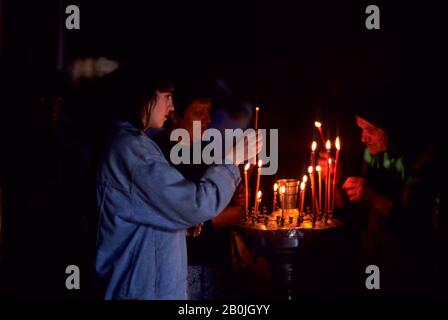 RUSSLAND, SIBIRIEN, NOWOSIBIRSK, DESCENCION KIRCHE, INTERIEUR, ANBETER, DIE KERZEN ANFEUERN Stockfoto