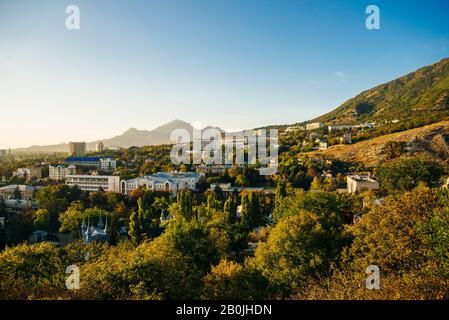 Blick auf die Stadt Pyatigorsk von der Spitze des Mount Maschuk. Stockfoto