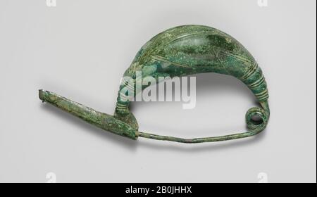 Fibula aus Bronze im Sanguisuga-Typ (Sicherheitsstift), etruskisch, 7. Jahrhundert v. Chr., etruskisch, Bronze, Andere: 5 13 / 16 Zoll. (14,8 cm), Bronzen Stockfoto