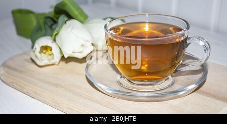 Tee Grüner Tee. Kräutertee. Mint Blatt. Tee mit Apfel Geschmack. Tee in ein Glas Schale mit Apple Blüten und Blätter getrocknet Kaffee geschnitten Kalk. Kräuter Tee und m Stockfoto