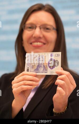 London, Großbritannien. Februar 2020. Sarah John, Chefkassierin der Bank of England, posiert für Fotos mit der neuen 20-Pfund-Note bei Tate Britain in London, Großbritannien, am 20. Februar 2020. Die letzte 20-Pfund-Note, die von der Bank of England als "sicherste Note aller Zeiten" ausgegeben wurde, ist am Donnerstag in Umlauf gekommen. In der neuen Polymernotiz ist der berühmte englische Aquarellist Joseph Mallord William Turner zu sehen. Credit: Ray Tang/Xinhua/Alamy Live News Stockfoto