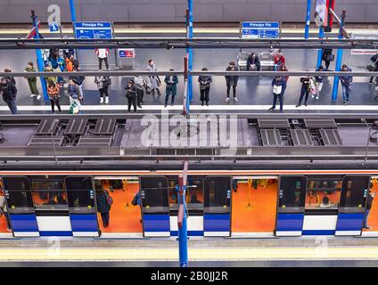 Madrid, Spanien - 17. Februar 2020. Leute, die auf einen Zug in einer U-Bahn-Station von Madrid, Spanien warten. Stockfoto