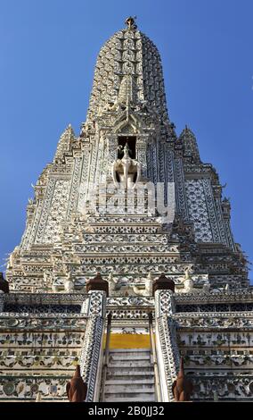 Wat Arun oder Tempel der Dämmerung Buddhist Temple Tower Spire in Bangkok, Thailand Stockfoto