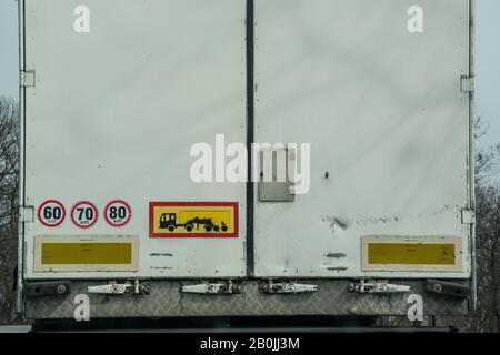 Schilder für Geschwindigkeit und Distanz auf der Rückseite eines LKWs auf einer Straße, eines großen LKWs und eines Transportkonzepts Stockfoto