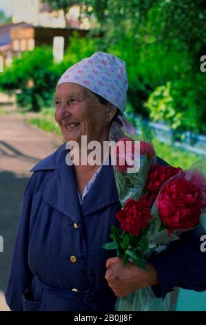 RUSSLAND, IN DER NÄHE VON JAROSLAWL, DANILOV STATION, FRAU, DIE PONYS VERKAUFT Stockfoto