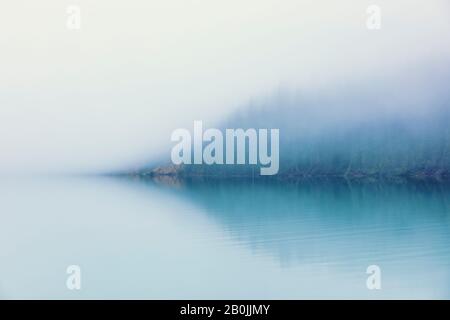 Foggy Morning from the Shore of Berg Lake, Front of Hargreaves Shelter, in Mount Robson Provincial Park, British Columbia, Kanada Stockfoto