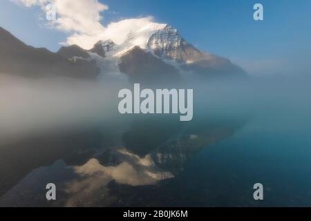 Foggy Morning from the Shore of Berg Lake, Front of Hargreaves Shelter, Mt. Robson in der Ferne, im Mount Robson Provincial Park, britisches C. Stockfoto