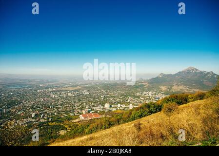 Blick auf die Stadt Pyatigorsk von der Spitze des Mount Maschuk. Stockfoto