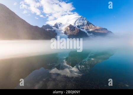 Foggy Morning from the Shore of Berg Lake, Front of Hargreaves Shelter, Mt. Robson in der Ferne, im Mount Robson Provincial Park, britisches C. Stockfoto