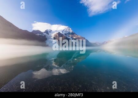 Foggy Morning from the Shore of Berg Lake, Front of Hargreaves Shelter, Mt. Robson in der Ferne, im Mount Robson Provincial Park, britisches C. Stockfoto