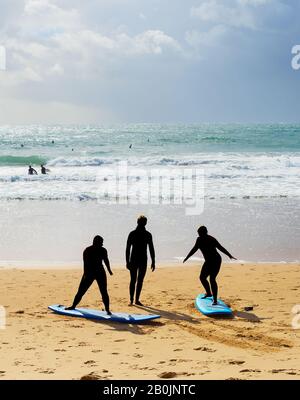 Surfen lernen, Surfkurs am Strand. Portugal Stockfoto