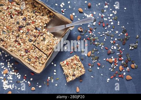 Hausgemachte Granola-Bars. Stockfoto