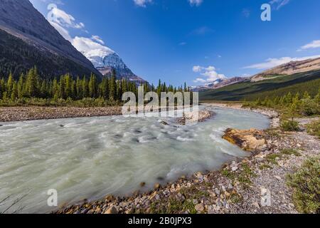 Der Robson River fließt vom Robson Glacier zum Berg Lake im Mount Robson Provincial Park, British Columbia, Kanada Stockfoto