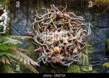 Skulptur im Cloud Forest Dome, Gärten an der Bucht, Singapur, Republik Singapur Stockfoto