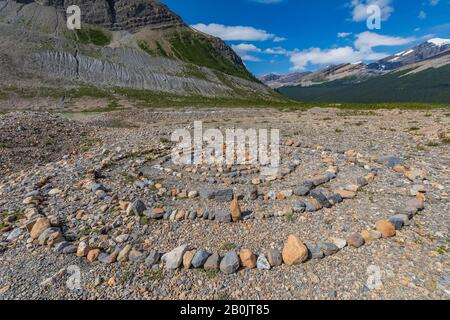 Kreisförmiges Muster von Felsen unterhalb des Robson-Gletschers, das vom Besucher des Parks im Mount Robson Provincial Park, British Columbia, Kanada, erstellt wurde Stockfoto