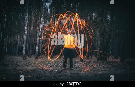 Funken aus Stahlwolle im Abendwald Stockfoto