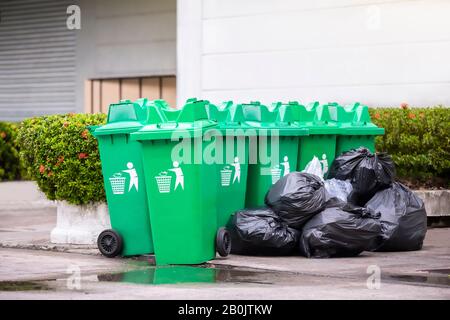 Grüne Recyclingbehälter richten eine Straße in der Nachbarschaft aus. Stockfoto