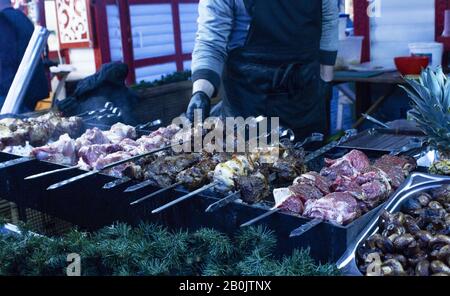 Gegrillte Kebabs mit Pilzen und gegrilltem Gemüse, Nahaufnahme. Eine Vielzahl von Kebabs. Grillgerichte, Grill, Grill. BBQ Stockfoto