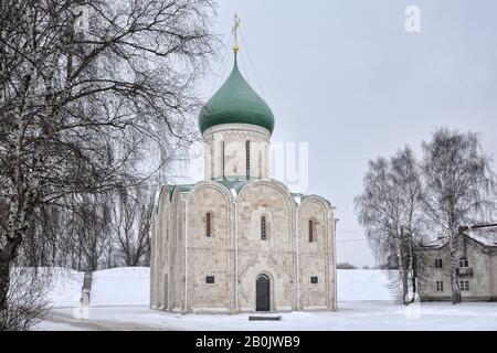 Die von Birchbäumen umrahmte Kathedrale der Verklärung im Winter. Pereslawl-Zalessky, Russland Stockfoto