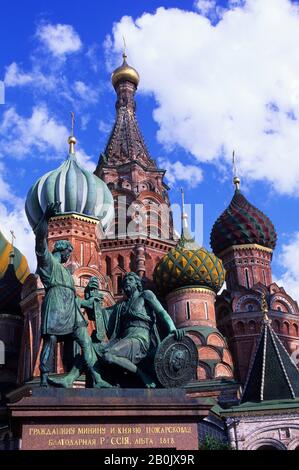 RUSSLAND, MOSKAU, ROTER PLATZ ST BASIL'S CATHEDRAL, KUZMA MININ UND DMITRIJ POZHARSKY MONUMENT Stockfoto