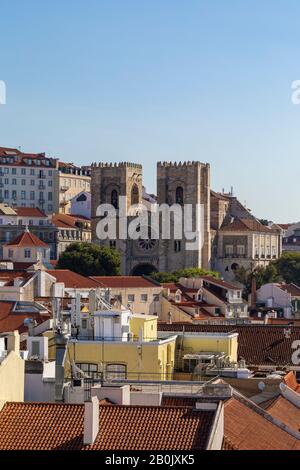 Blick auf die Kathedrale Se (Kathedrale von Lissabon) und die alten Gebäude im historischen Viertel Alfama in der Innenstadt von Lissabon, Portugal, an einem sonnigen Tag. Stockfoto