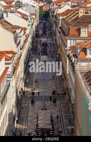 Rua Augusta, berühmte Fußgängerzone in der Innenstadt von Lissabon, Portugal. Von oben an einem sonnigen Tag.