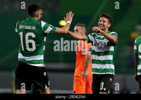 Lissabon, Portugal. Februar 2020. Luciano Vietto von Sporting CP (R) feiert mit Rodrigo Battaglia während der UEFA Europa League Runde von 32 ersten Bein-Fußballspielen zwischen Sporting CP und Istanbul Basaksehir im Alvalade Stadion in Lissabon, Portugal, am 20. Februar 2020. Kredit: Pedro Fiuza/ZUMA Wire/Alamy Live News Stockfoto