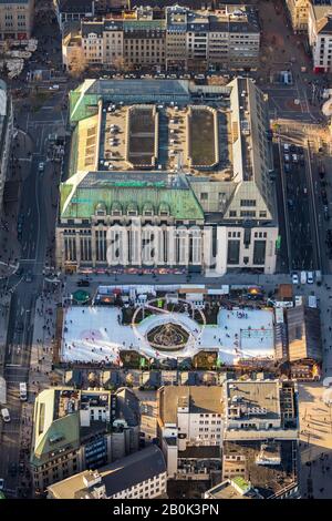 Luftbild, GALERIA Kaufhof Königsallee, Eisbahn DEG Winterworld auf dem neu gestalteten Corneliusplatz, Düsseldorf, Rheinland, Nord-Rhein-Westphal Stockfoto