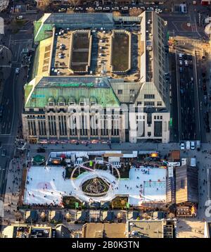 Luftbild, GALERIA Kaufhof Königsallee, Eisbahn DEG Winterworld auf dem neu gestalteten Corneliusplatz, Düsseldorf, Rheinland, Nord-Rhein-Westphal Stockfoto