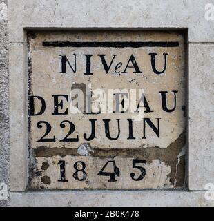 Alt bemaltes Schild, das auf den Stand der Überschwemmungen im Fluss im Stadtzentrum, Argenton-sur-Creuse, Indre, Frankreich hinweist. Stockfoto