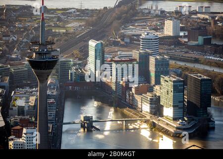 Luftaufnahme, Rheinturm, Fernsehturm, Medienhafen, Düsseldorf, Rheinland, Nordrhein-Westfalen, Deutschland, Am Handelshafen, Aussichtsturm, Brücke bei t Stockfoto