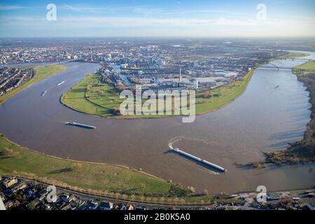 Luftbild, Frachtschiffe auf der Erft Canal, Rhein, Kraftwerk Lausward, Medienhafen, Düsseldorf, Rheinland, Nordrhein-Westfalen, Deutsch Stockfoto