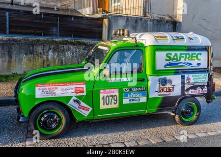 Bunte Renault 4L Camionette (Kleintransporter) für Razeln mit gesponserter Werbung - Argenton-sur-Creuse, Indre, Frankreich. Stockfoto