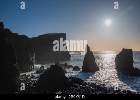 Wilder schwarzer Strand auf der Halbinsel Reykjanes in Island Stockfoto