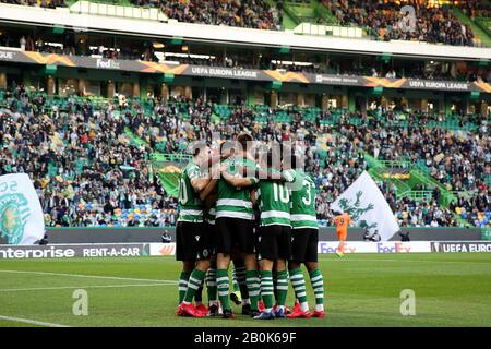 Lissabon, Portugal. Februar 2020. Sebastian Coates von Sporting CP feiert mit Teamkollegen, nachdem er während der UEFA Europa League Runde des 32. Fußballspiels zwischen Sporting CP und Istanbul Basaksehir im Alvalade Stadion in Lissabon, Portugal, am 20. Februar 2020 punktet. Kredit: Pedro Fiuza/ZUMA Wire/Alamy Live News Stockfoto