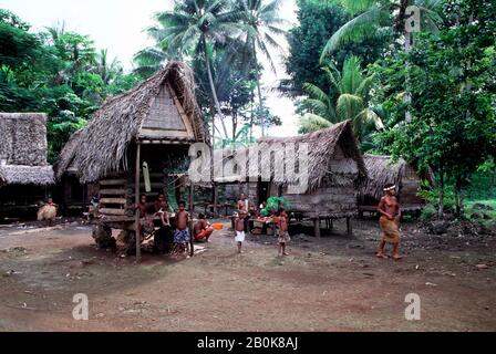 PAPUA-NEUGUINEA, TROBRIAND-INSELN, KIRIWINA ISL., KAIBOLA DORF TRADITIONELLE HÜTTEN & YAM HÄUSER Stockfoto