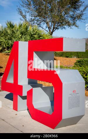 Nummer 45 - Trikotnummer des ehemaligen Spielers und Hall of Fame Pitcher, Pedro Martinez von den Boston Red Sox im JetBlue Park, Ft Myers, Florida, USA Stockfoto