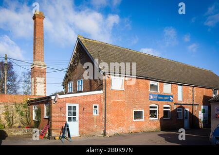 Teil eines Industriegeländes, der in der Vergangenheit schmale Boote für den Kennet- und Avon-Kanal bei Honeystreet in der Nähe von Pewsey Wiltshire Engla baute und reparierte Stockfoto