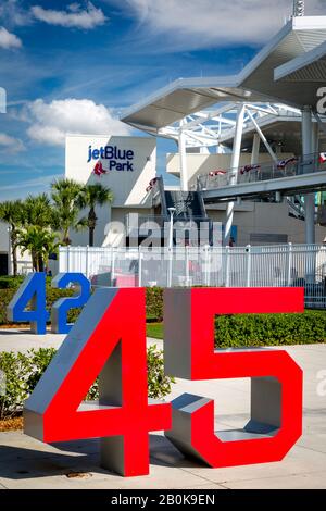 Nummer 45 - Trikotnummer des ehemaligen Spielers und Hall of Fame Pitcher, Pedro Martinez, der Boston Red Sox im JetBlue Park, Ft Myers, Florida, USA Stockfoto