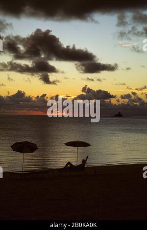 MIKRONESIEN, CAROLINE ISLS. PALAU; INSEL KOROR, SONNENSCHIRME IM SONNENUNTERGANG @ PALAU PACIFIC RESORT Stockfoto