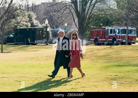 Washington DC, USA - 14. Februar 2020 - Präsident Donald J Trump und First Lady Melania Trump gehen vor dem Einsteigen über den South Lawn des Weißen Hauses Stockfoto