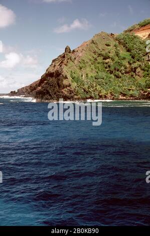 INSEL PITCAIRN, KÜSTENLINIE IN DER NÄHE DER BOUNTY BAY, BLICK VOM MEER Stockfoto