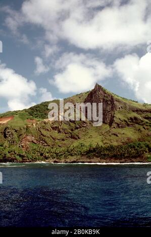 INSEL PITCAIRN, KÜSTENLINIE IN DER NÄHE DER BOUNTY BAY, BLICK VOM MEER Stockfoto