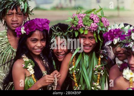 FRANZÖSISCH-POLYNESIEN, AUSTRAL-INSEL, RAPA-INSEL, TEENAGER IN TRADITIONELLER KLEIDUNG Stockfoto